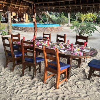 gedekte tafel op het strand bij Milele Villa Zanzibar