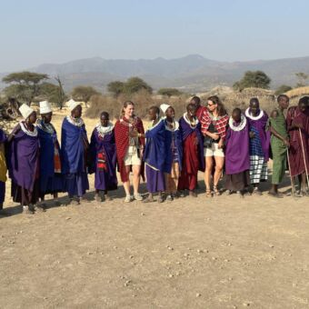 bezoek aan de masai door gasten van droomreis Tanzania