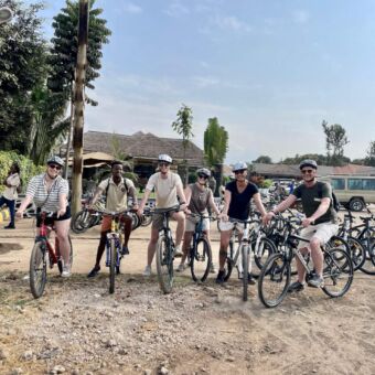 gasten van droomreis Tanzania op hun mountainbike