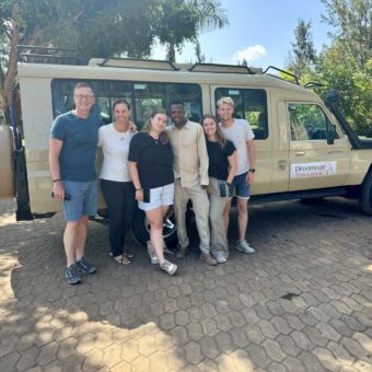 gasten van droomreis tanzania met hun gids bij de safariauto