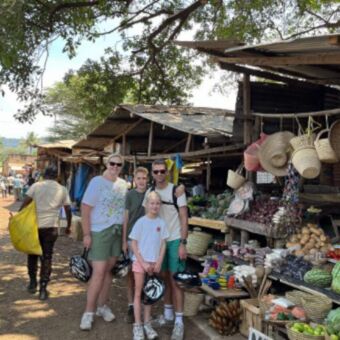 Gasten van droomreis tanzania op de markt