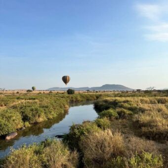 luchtballonnen boven de vlaktes van de Serengeti