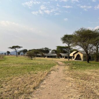 Tented Camp midden op de serengeti mooi uitzicht