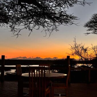terras bij Manyara Secrets met een oranje lucht