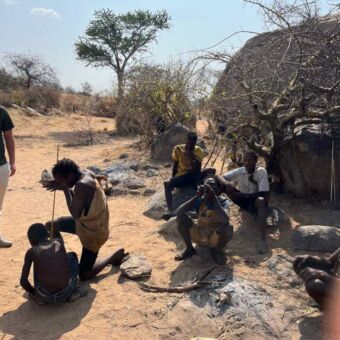 vuur maken met stokjes door Tanzanianen