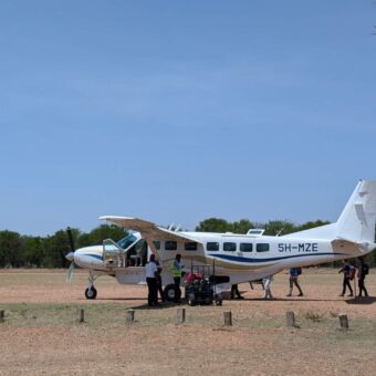 Chesna vlieguigje op de airtstrip van Kogatende Tanzania