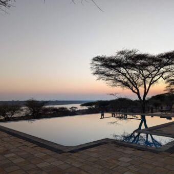 infinity pool met uitzicht over lake masek Ndutu Tanzania