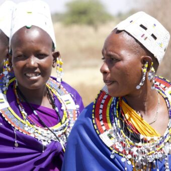 drie masai vrouwen in traditionele kleding