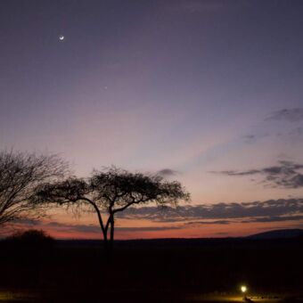 zonsondergang met paarse en oranje luchten