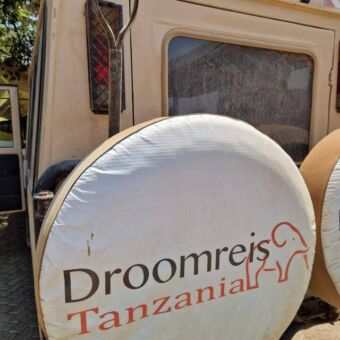 De reserve autobanden met op de hoezen de tekst van Droomreis Tanzania