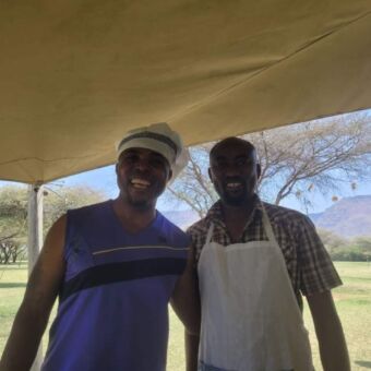 De gids en kok bij Migombani campsite