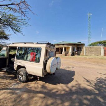 auto van droomreis Tanzania tijdens een stop