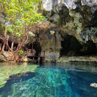azuurblauw water op zanzibar