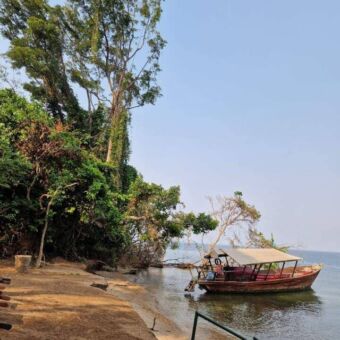 boot van Mbali aan de oever van lake Tanganykia