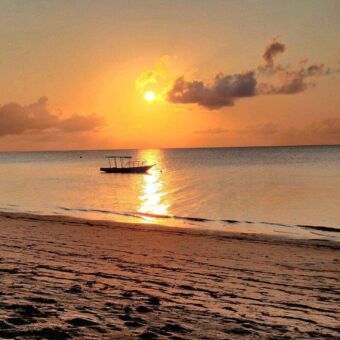 bootje bij een ondergaande zon op zanzibar