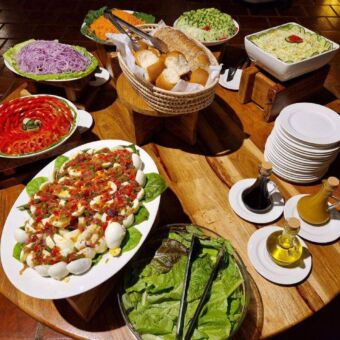 buffet van voorgerechten in een lodge in Tanzania