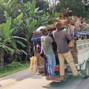 busje vol met mensen en goederen