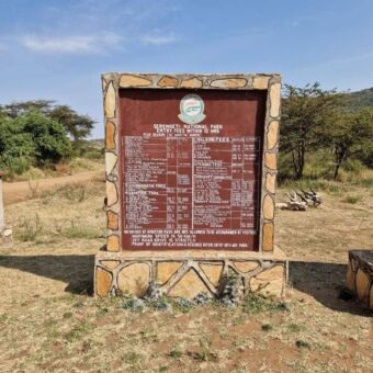 informatiebord bij de ingang van de Serengeti