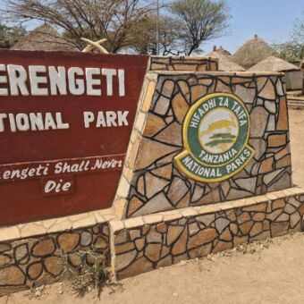 informatiebord bij de toegang van de Serengeti