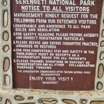 informatiebord met de toegangnsregels van de Serengeti