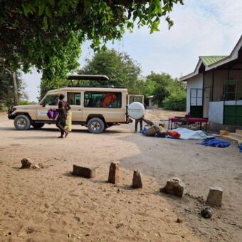 inpakken kampeerspullen in de safari auto