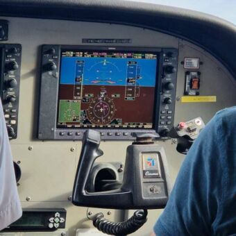 naast de piollt in het kleine vliegtuigje