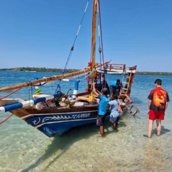 traditionele boot wordt klaargemaakt op Mafia eiland