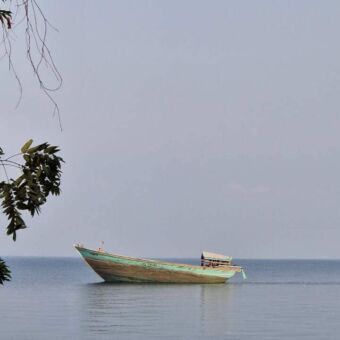 traditionele vissersboot in de Indische oceaan bij Zanzibar