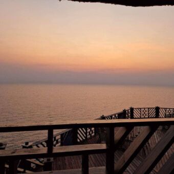 uitzicht over Lake Tanganyika vanf een mooi terras