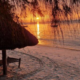 zonsondergang op het strand in de zee bij Mafia