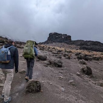 Beklimming Kilimanjaro wandelen door het maanachtige landschap op weg naar de top