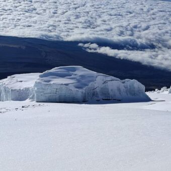Kilimanjaro beklimming sneeuw en boven de wolken
