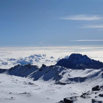 Kilimanjaro landschap met sneeuw en wolken