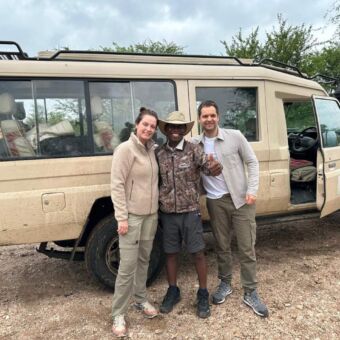 Mitchel en Michelle samen met hun gids Peter van Droomreis Tanzania