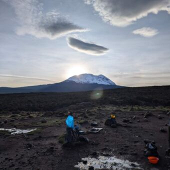 Vanaf het Barafu Camp kijken naar de wiite top van de Kilimanjaro