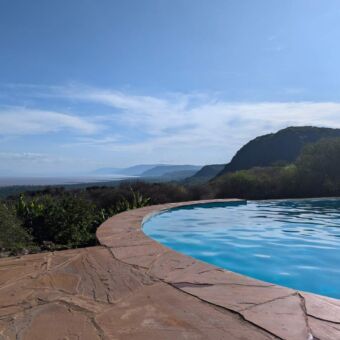 Zwembad met uitzicht over lake Manyara