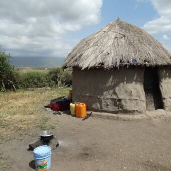 huis van klei en stro van de Masai