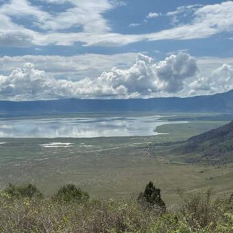 landschap met wolken bergen een meer en tropische vegetatie