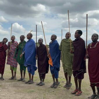 masai mannen op een rijtje in traditionel kleding