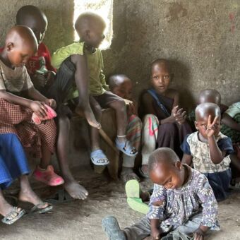 tanzaniaanse kindertjes die gezellig bij elkaar zitten