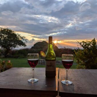 zonsondergang met een wijnfles en twee wijntjes