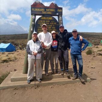 Gasten bij het Shira Camp tijdens een wandeling naar het Shira Plateau