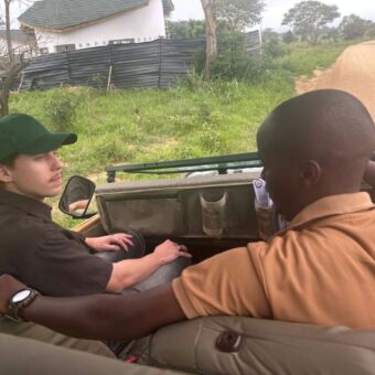 Reiziger met de gids in de open safariauto