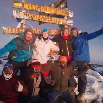 Reizigers op de top van de Kilimanjaro