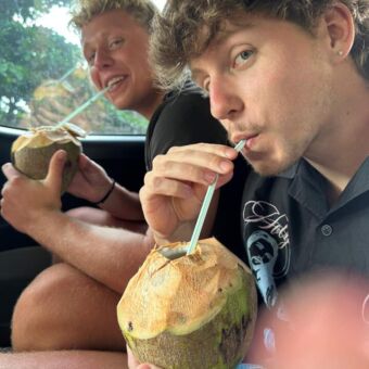 gasten van droomreis tanzania drinkend van de kokosnoten