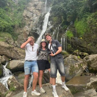 gasten van droomreis voor een waterval