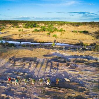 Reizigers van bovenaf op de Serengeti tijdens een wandelsafari