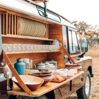 Ontbijt vanuit een safariauto