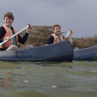 Twee mensen tijdens kanosafari op Lake Mormela in Arusha National Park