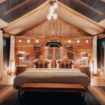 Luxe Tented Camp met opgemaakt bed in het green camp Lake Manyara